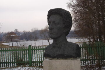 Alexander_Blok_monument_in_Shakhmatovo