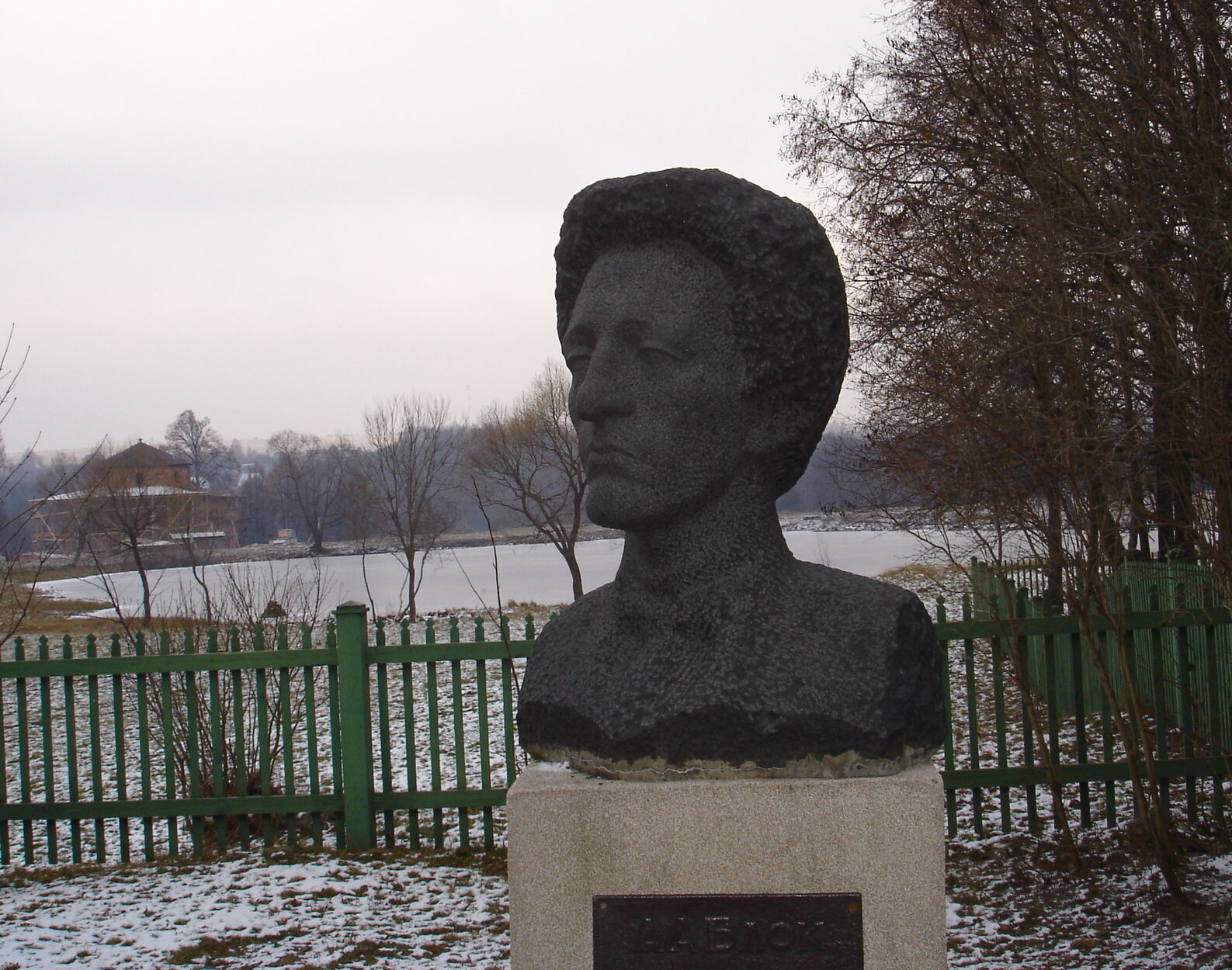 Alexander_Blok_monument_in_Shakhmatovo